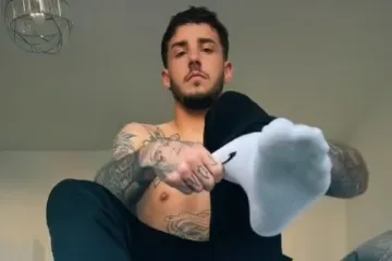 Na smrdljivim čarapama zarađuje kao ministar: O posebnoj ponudi bolje i ne pitati...