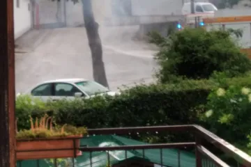 Grom opalio u stablo koje se kratko zapalilo i udarilo u auto: DHMZ objavio fotke tog groznog trenutka