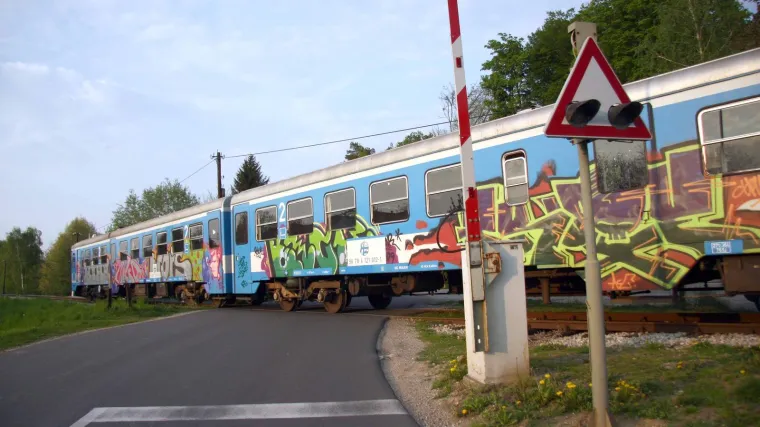 Dvojac prijetio tinejdžeru u vlaku, posegnuli i za oružjem. Sve zbog desetak eura?!