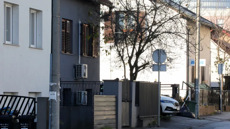 Ovo je zgrada pred koju su jučer bačene dvije ručne bombe. Policija istražuje slučaj