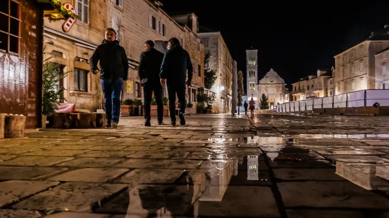 Dvojica pijanih Hvarana na Adventu prijetila i vrijeđala muslimanku. Jedan imao nož, a sada su uhićeni