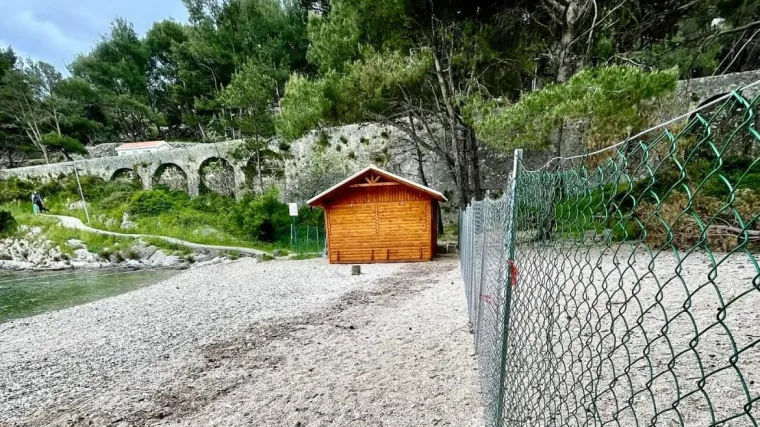 Nasred plaže niknuli ograda i kućica: Netko je prisvojio pomorsko dobro i postavio drsku obavijest