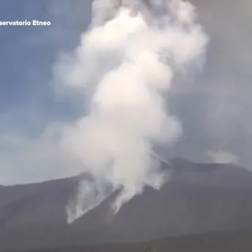 Oblak visok 6,5 kilometara nad Etnom, potekla fontana lave: Prizori su dramatični