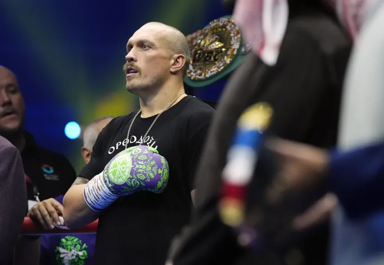 Ponosno je odslušao ukrajinsku himnu prije meča Oleksandr Usyk. 