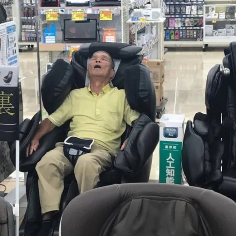 Stigle je sezona šopinga, a neki muškarci se jako teško nose s tim. U galeriji smo okupili prizore muškaraca koji su otišli sa ženama u kupovinu pa su ostali potpuno iscrpljeni i shrvani. Kako to izgleda kada se muškarci potpuno predaju, pogledajte u nastavku.