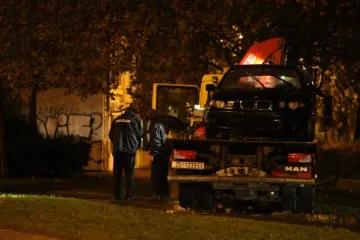 Pijan automobilom sletio u potok, spasili ga građani