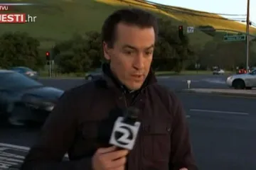 Televizijskog reportera zamalo pregazio automobil tijekom javljanja uživo