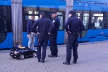 Tri policajca zaskočila mladog vozača koji je jurcao Trgom