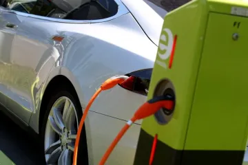 Parkirališta uz zgrade imat će "utičnice" za električne automobile
