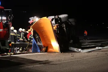 TRAGEDIJA NA BOŽIĆNO JUTRO: Na autocesti kod Rijeke se prevrnula ralica, jedna osoba poginula na mjestu nesreće