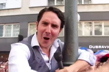 Pogledajte kako je reagirao na tuširanje