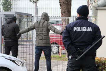 Prijetio im je silovanjem i ubojstvom, kad su pobjegle u kuću, provalio je i nastavio torturu