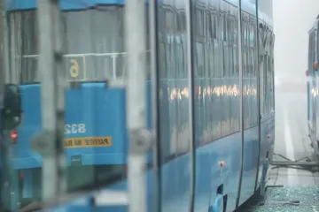 Netko je kamenom razbio prozor i pogodio putnika u glavu; Hitno su ga odveli na kirurgiju
