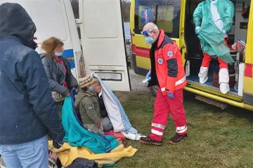 Među njima je bilo i dvoje djece, a nalazili su se okruženi nabujalom vodom