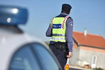 Filmska potjera u Međimurju: Mladić Audijem bježao policiji i zabio se u službeni auto. Policajci ga priveli, a sudac pustio