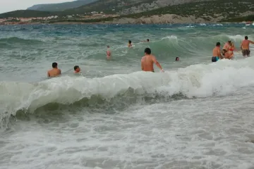 Užasan smrad i mrlje na popularnoj plaži kod Novog Vinodolskog: 'Proljev, povraćanje, temperatura su normalni...'