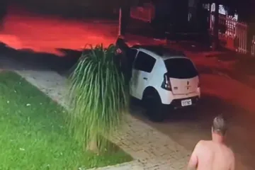 U svakom slučaju mu je udijelila nešto: Otišla je pomoći beskućniku, suprug ju je zatekao kako ga seksa!