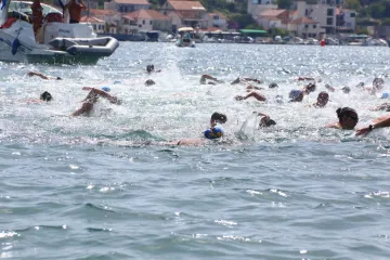 U Vinišću održan drugi plivački maraton i koncert grupe Dalmatino