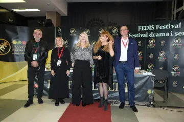 Mia Begović se nakon dužeg vremena pojavila u javnosti, a mnoge je iznenadila haljinom i mrežastim čarapama