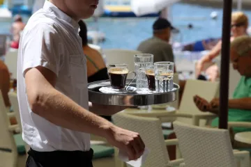 Direkt otkriva: Svim konobarima idu plaće gore za 100 eura