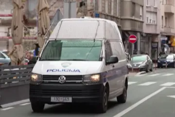 VIDEO Mladić, koji je s mačetom upao u školu, doveden na sud. Određen mu je istražni zatvor