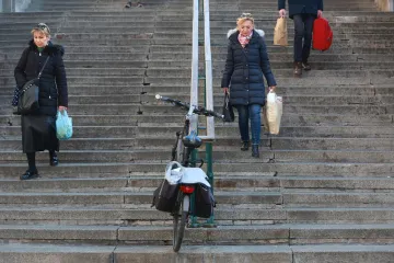 Kakav majstor! Ma samo pogledajte gdje je ovaj gospodin zavezao bicikl, i to u samom centru grada