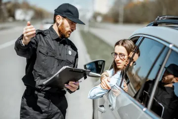 Ulovili je kako vozi djecu u školu: 'Gospon policajac, ja vam prometnu nemam, a prometne znakove ne znam!'