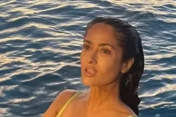 Salma Hayek izronila poput sirene i slavnim oblinama u bikiniju bacila svijet na koljena: 'Ona ima toliko godina?'