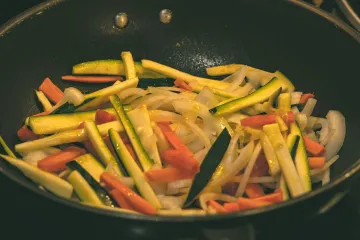 S polica se povlači miješano povrće za wok zbog povećane količine otrovnog alkaloida