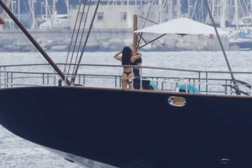 Stigli helikopterom na ogromnu jahtu: Jeff Bezos fotkao seksi Lauren 'za Instagram', a ona mijesila stražnjicom u tangama