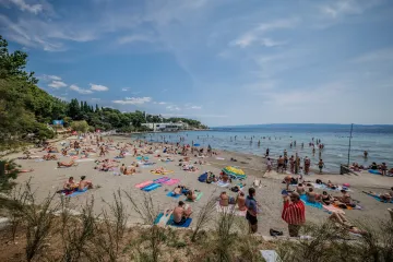 Kupanje, sunčanje i picigin: Sunce i visoke temperature izmamile turiste i domaće na Bačvice