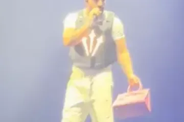 Nije beg cicija: Drake na svom koncertu poklonio skupocjenu Hermes Birkin torbu obožavateljici, vrijedi više tisuća dolara