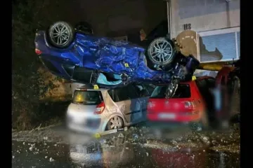 FOTO Sumanuti prizori iz Slatine: Izgubio nadzor nad vozilom pa završio naopačke na krovu parkiranog auta