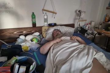 Umro Ivo Weber, vojni invalid bez noge koji je bio zarobljen u stanu. Na zidu je napisao: 'Ako krepan, nazovi'