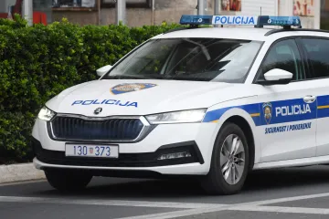 Mladi život ugašen na cesti:Vozač udario u betonski zid, prebačen je u KBC Rijeka. Suvozaču (20) nije bilo spasa
