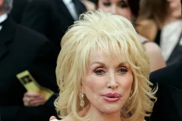 Dolly Parton otkrila zašto šalje faksove umjesto SMS poruka: 'Mogla bih to naučiti da želim, ali...'