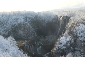 Prava zimska bajka na Plitvicama! Snijeg namamio i još više turista, a najbolje tek slijedi