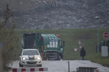 Kamioni Čistoće dovoze otpad na mjesto gdje se srušilo kobno zagrebačko brdo
