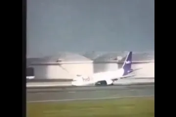 Boeing 'zaronio' u pistu bez prednjih kotača u Istanbulu. Pilot javio da ima problem