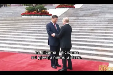 Ljudi koji razdragano pjevaju o velikom vođi: Donosimo kompilaciju hitova besramne propagande