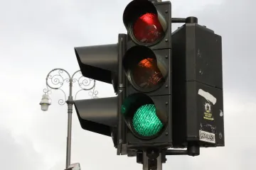 Iako je na semaforu zeleno svjetlo, znate li u kojim situacijama ne smijete proći kroz raskrižje?