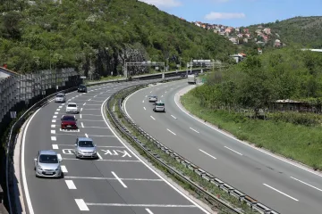 Mladić na autocesti pretrčavao svih šest prometnih traka, kažnjen je