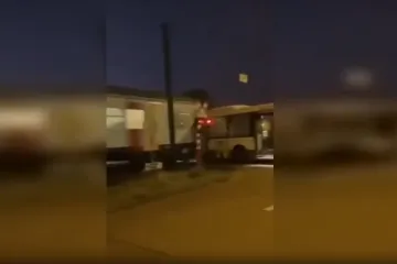 Bus pun djece stao na prugu uoči dolaska jurećeg vlaka. Spasio ih legendarni hajdukovac