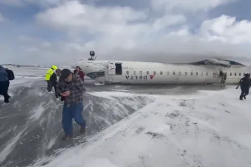 Nestvari prizori s aerodroma u Torontu. Avion pri slijetanju završio na krovu, kruže nevjerojatne snimke