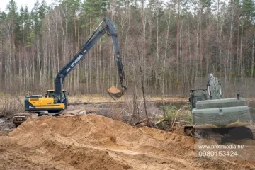 Nema traga nestalim vojnicima: Pronašli su vojno vozilo zaglavljeno duboko u blatu