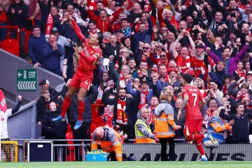 Liverpool u dramatičnoj završnici pobijedio West Ham i stigao na korak od 20. titule prvaka