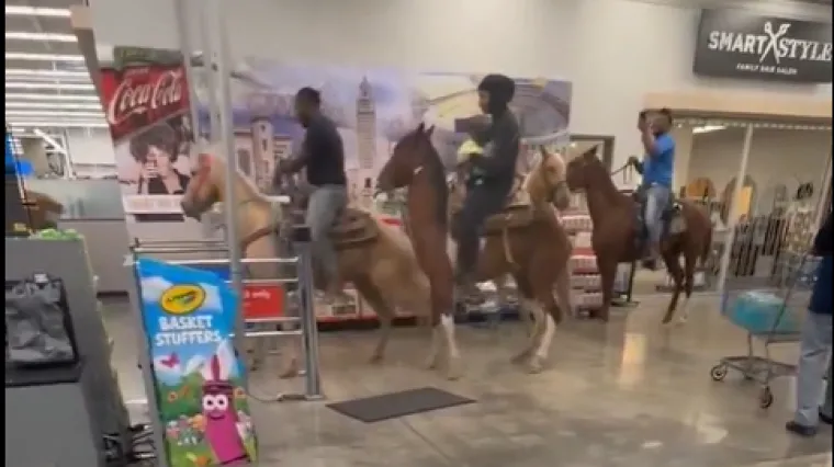 Kauboji na konjima upali u američki Walmart i izazvali kaos: 'Bilo je zabavno, bili smo slavni'