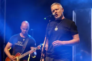 Izazovi s kojima se susreće Thompson pred koncert su veliki! Hoće li ga 'Bog čuvati'?