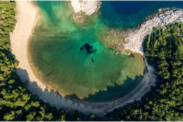 Ovo je 20 najljepših skrivenih plaža s popisa uglednog časopisa, na njemu i jedna naša: Pogodite koja