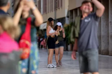 Ni šeširi ne mogu sakriti njihovu ljepotu: Zavidna figura i savršen ten oduzimaju dah